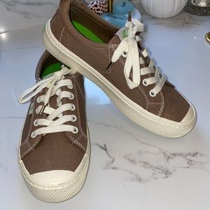 Cariuma sneakers   Sz 7